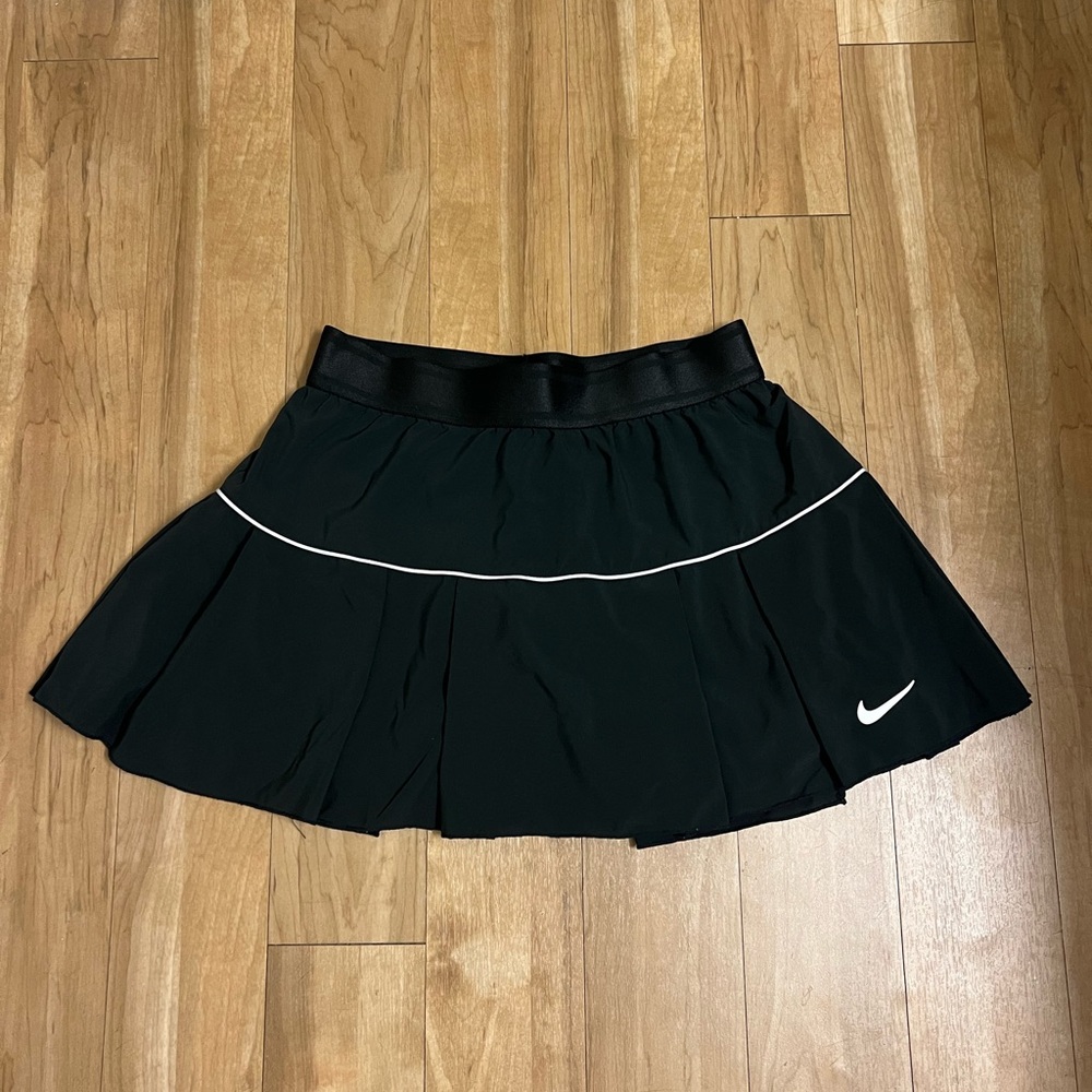 nike black flouncy tennis skirt
